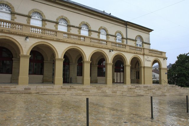 17. le théatre (XIXe siècle) construit à l\'emplacement du vieux château [photo JPV]